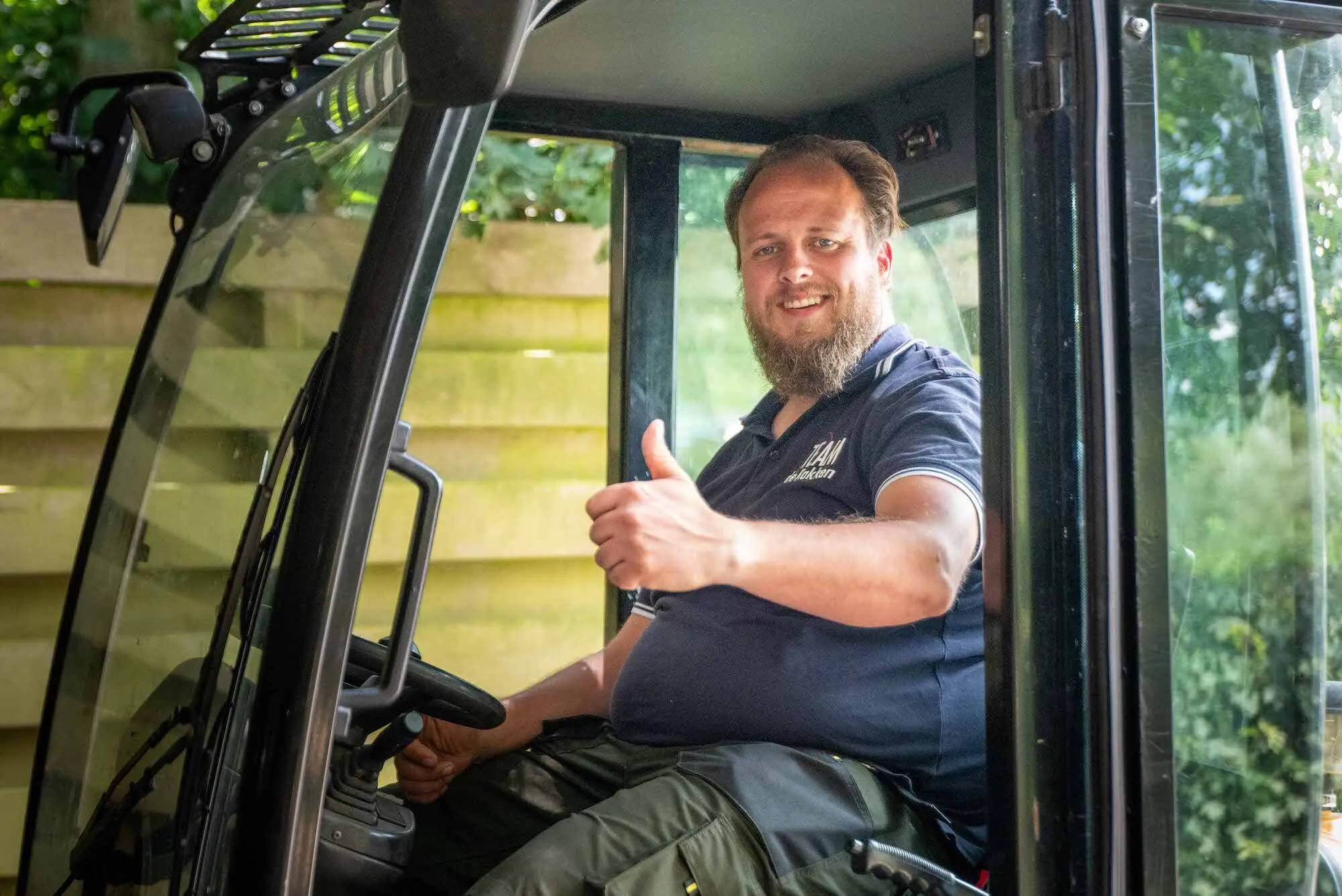 Axl aan het werk op De Rakken in Woudsend