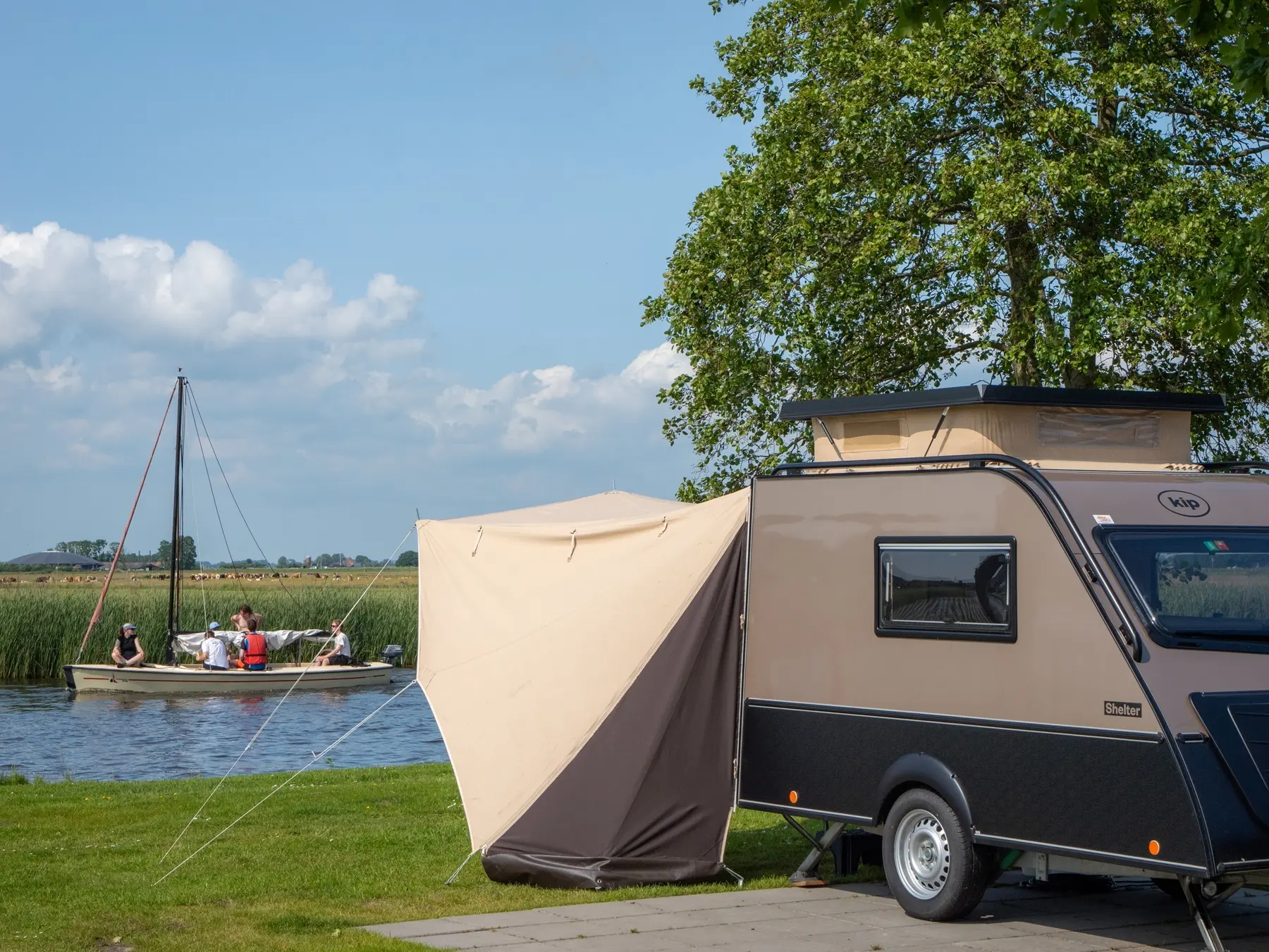 Kampeerplaatsen aan het water De Rakken 2