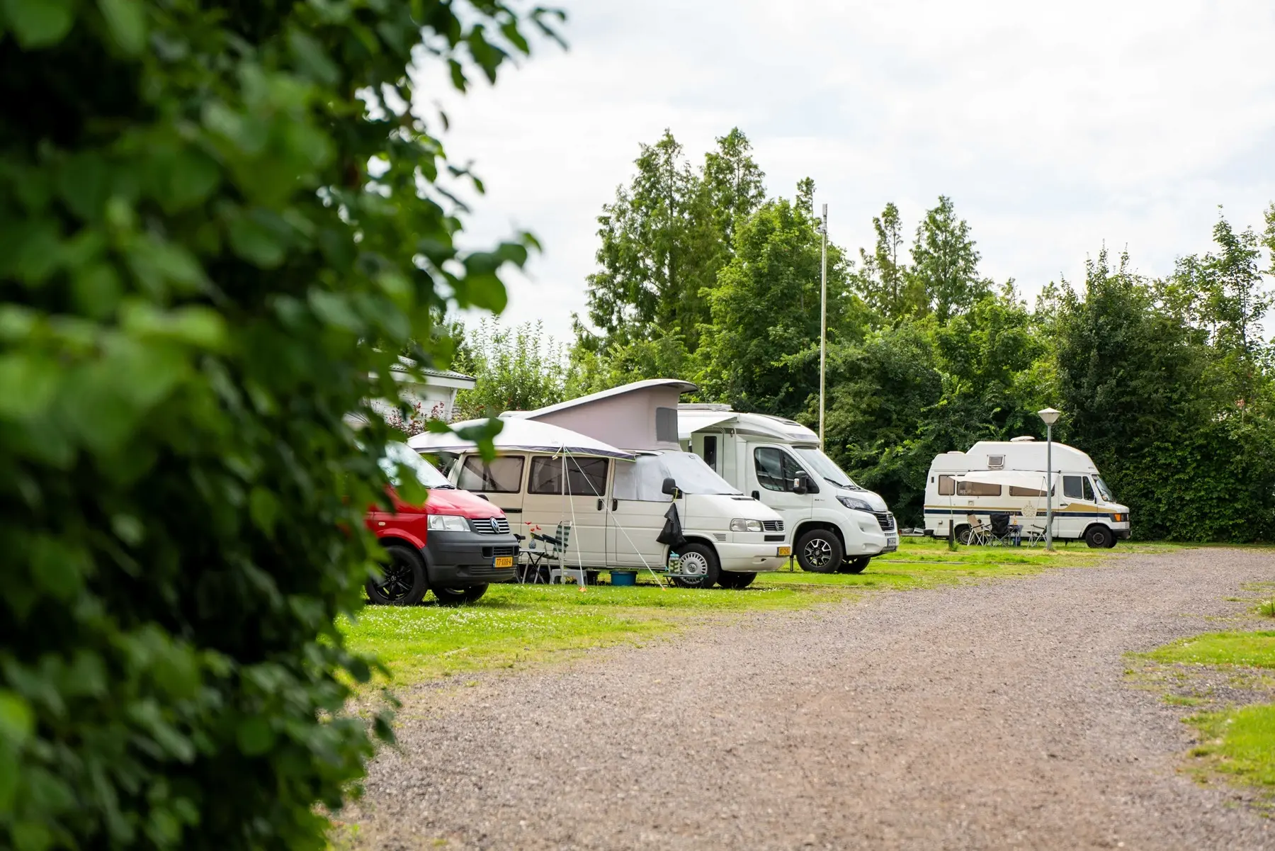 Campers op camperveld de Rakken