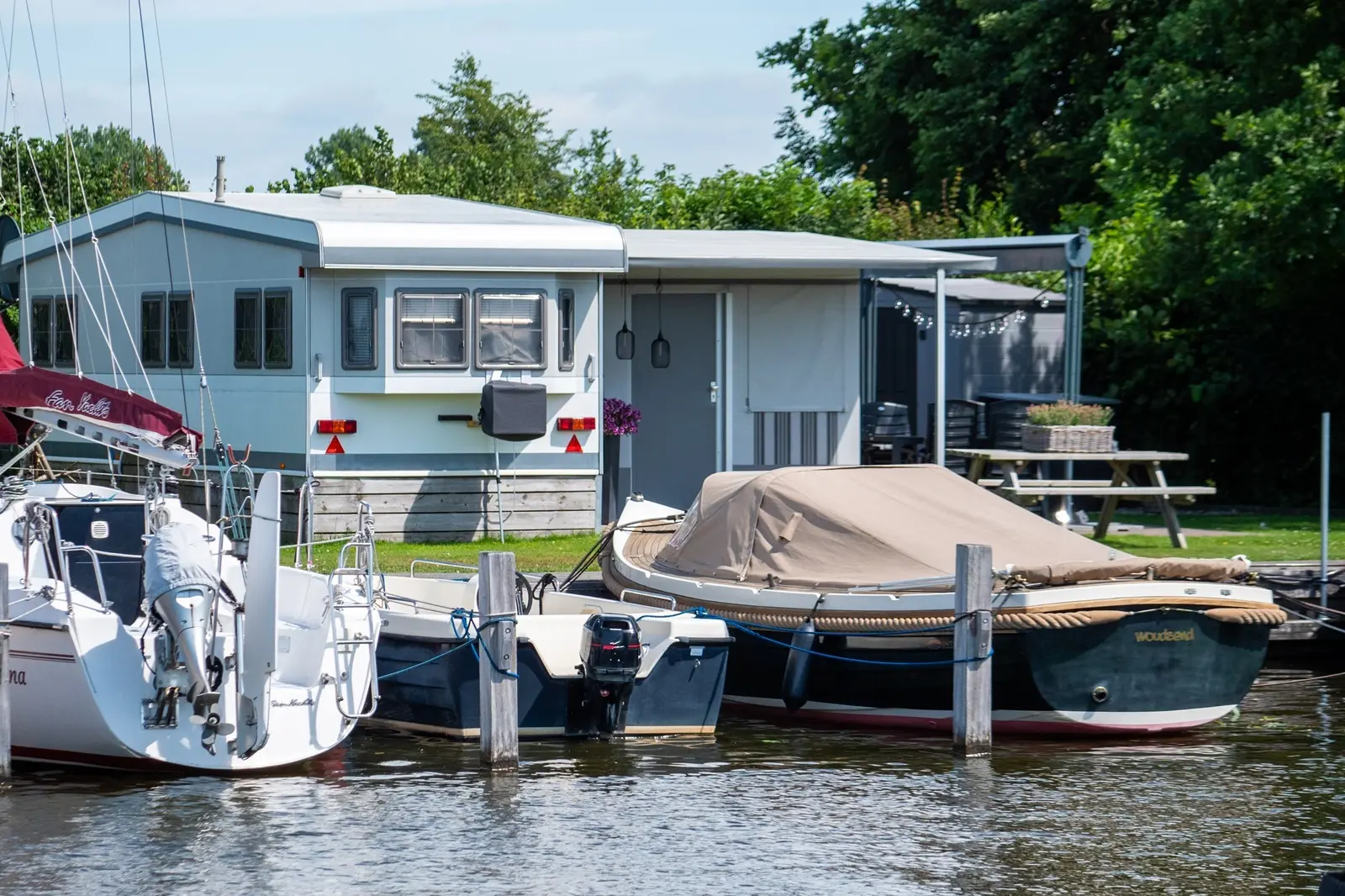 Seizoensgasten kamperen aan het water