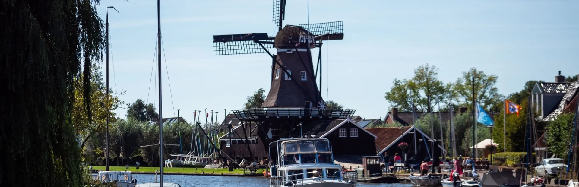 Boot in het water voor de houtzaagmolen