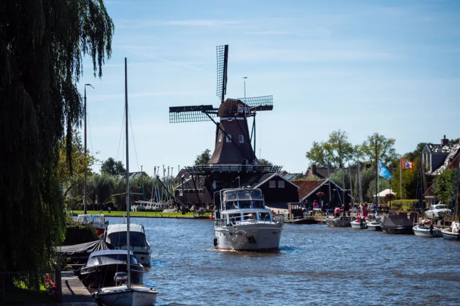 Boot in het water voor de houtzaagmolen
