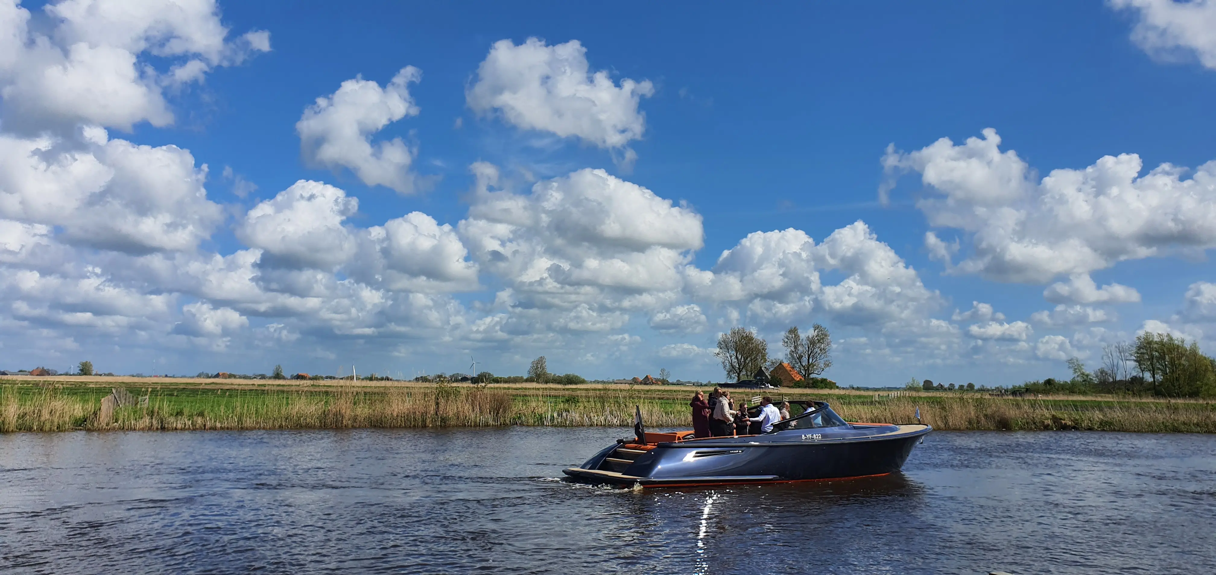 Watersport varen met een luxe sloep