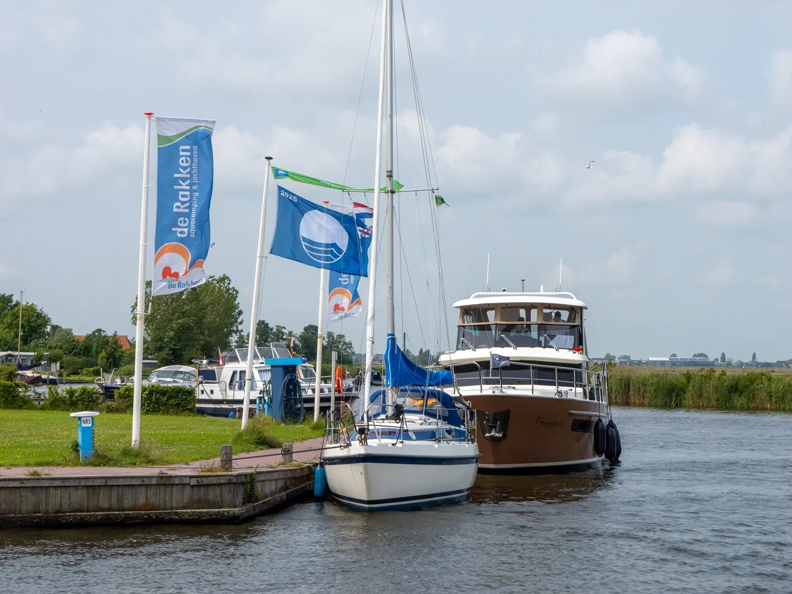 Blauwe vlag met groene wimpel