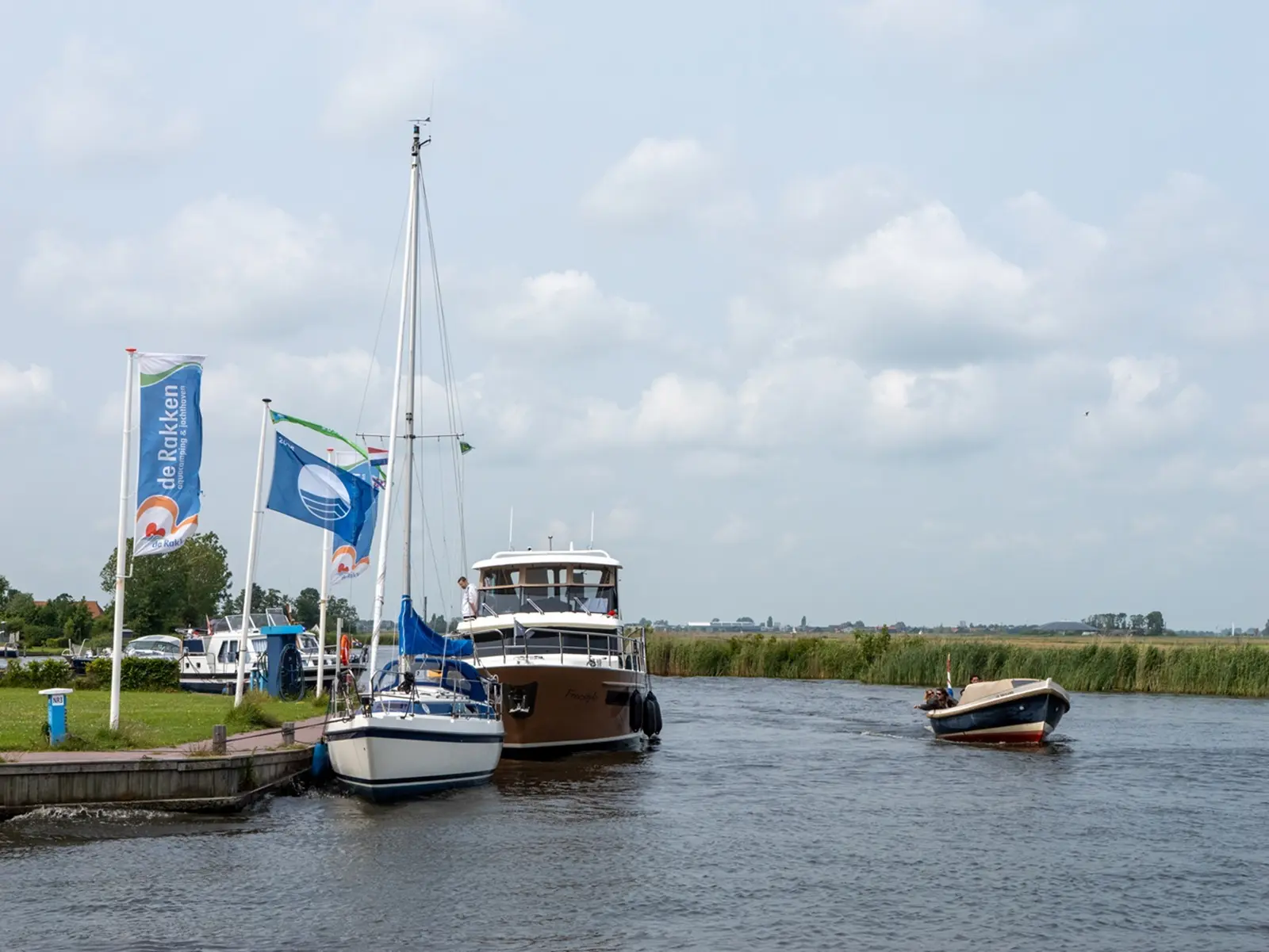 Bootjes langs de kade van Jachthaven de Rakken