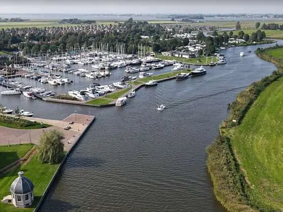 Luchtfoto jachthaven Aquacamping de Rakken