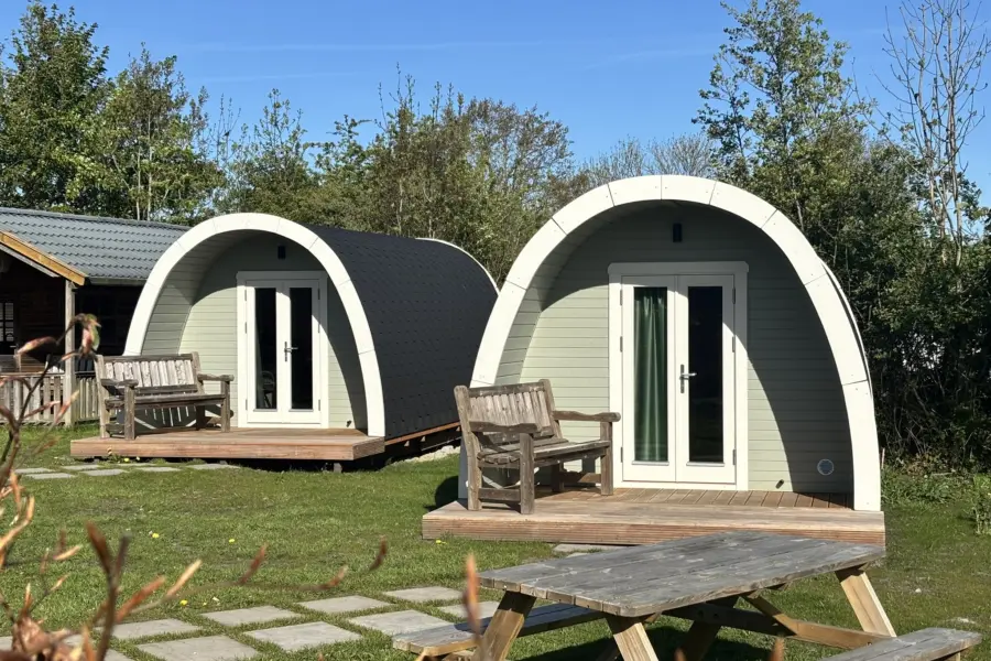 Vooraanzicht kampeerpods 3 4