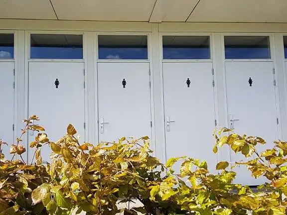 Sanitair Centrumgebouw De Rakken voldoende toiletten