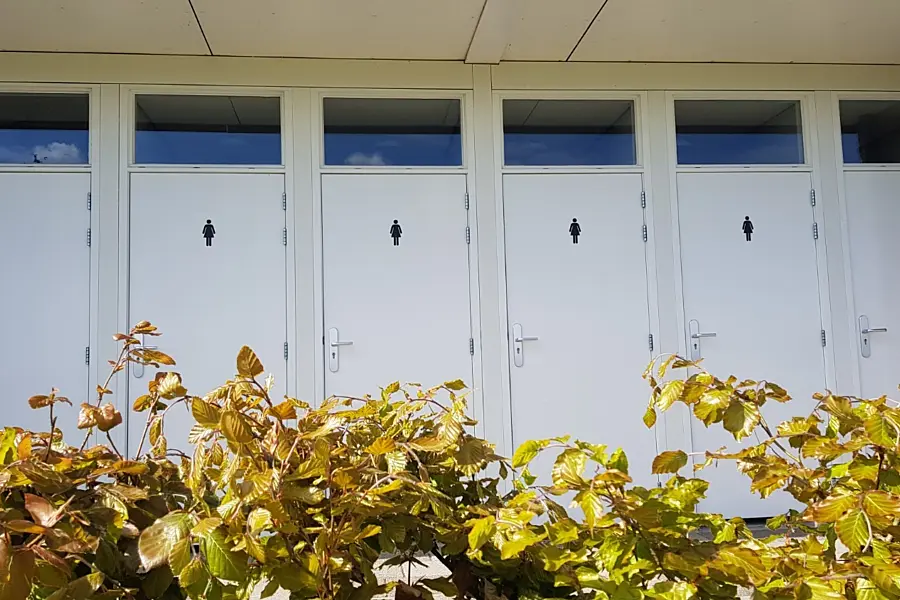 Sanitair Centrumgebouw De Rakken voldoende toiletten