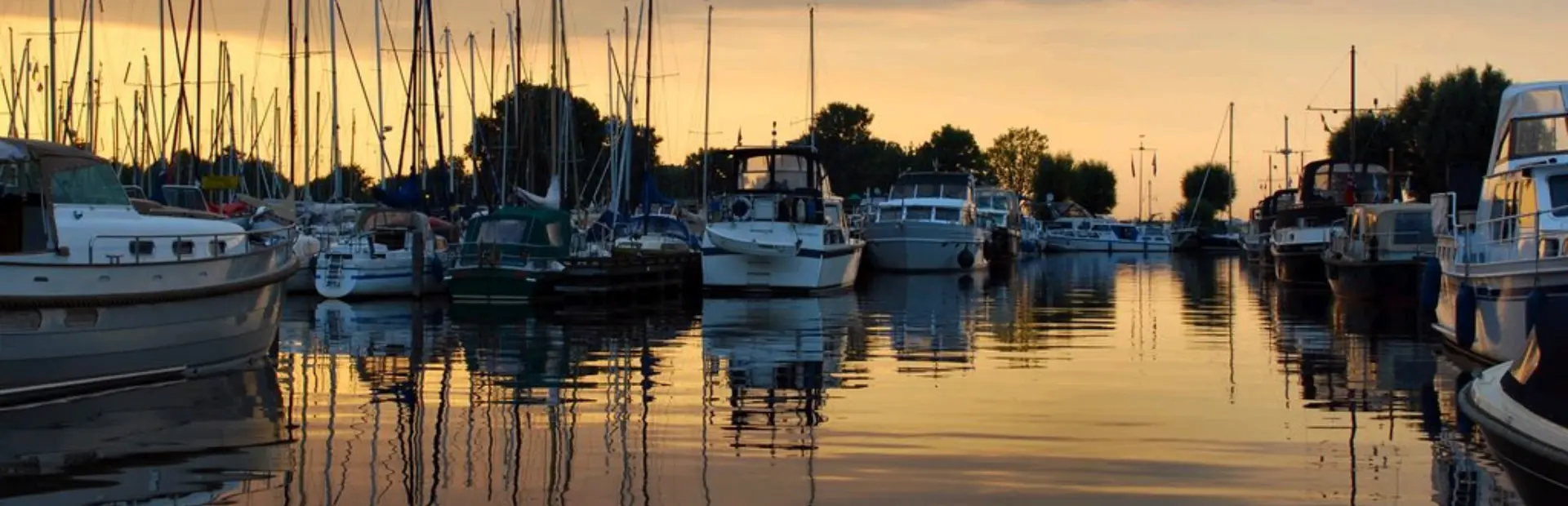 Sfeer jachthaven de rakken zonsondergang