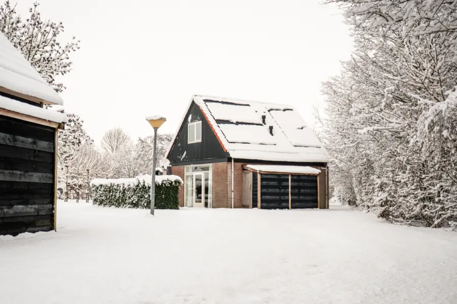 Sneeuw bij de vakantiehuisjes
