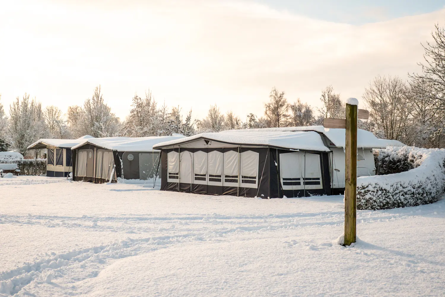 Caravans en voortenten in de sneeuw