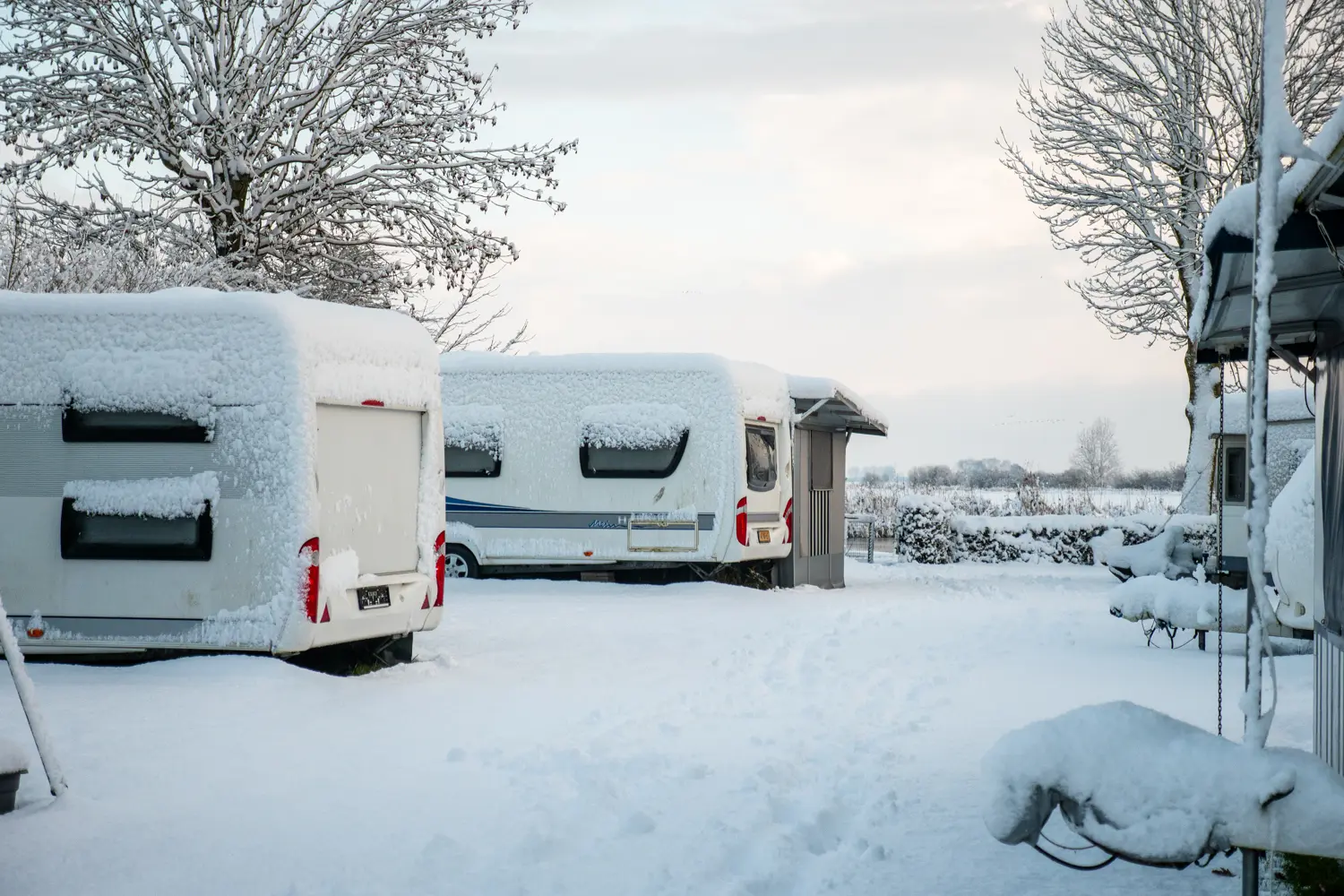 Caravans in de sneeuw