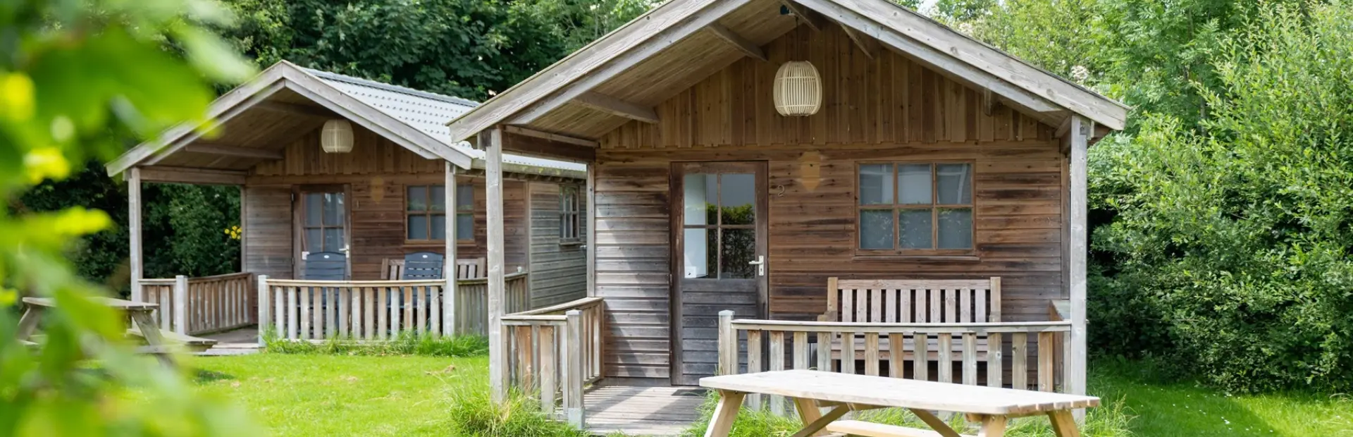 Twee trekkershutten op Aquacamping de Rakken