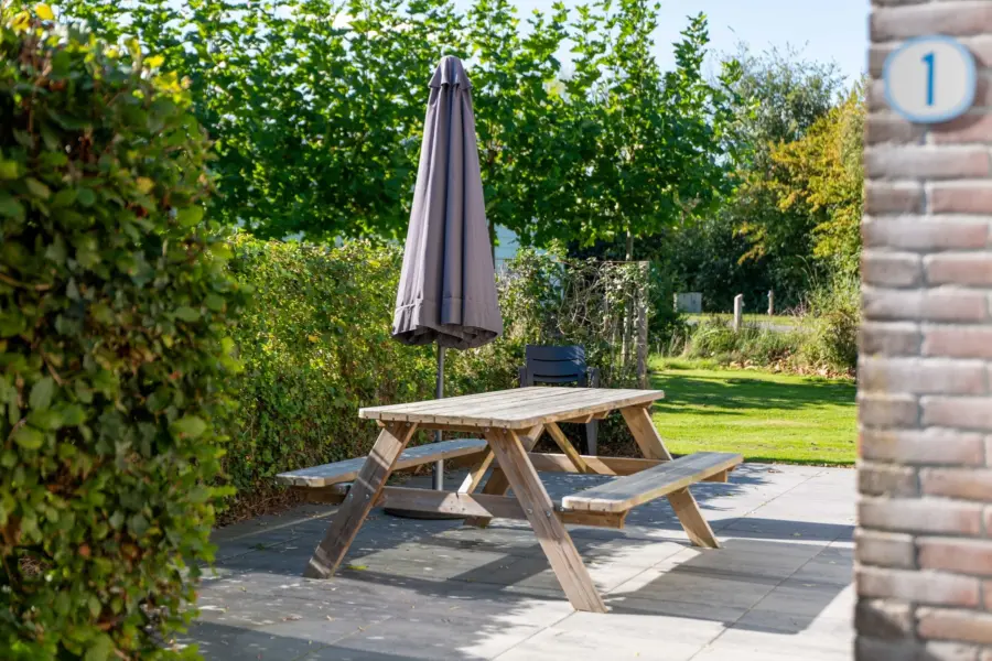 Vakantiehuis tuin picknickbank parasol