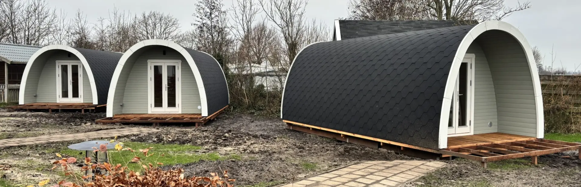 Drie kampeerpods op de Rakken