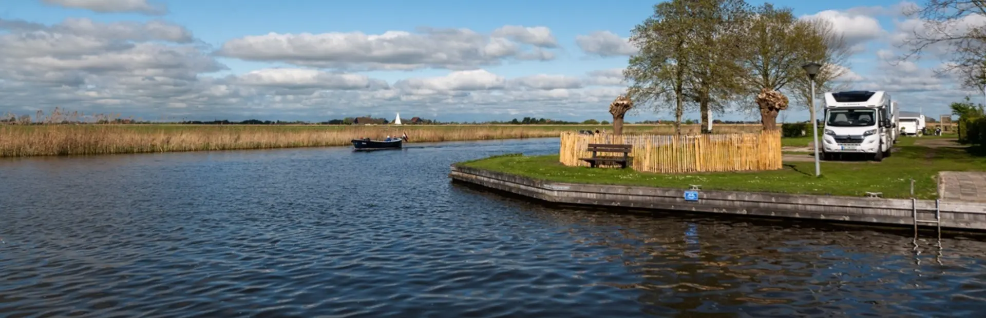 Kamperen langs het water in het vroege voorjaar