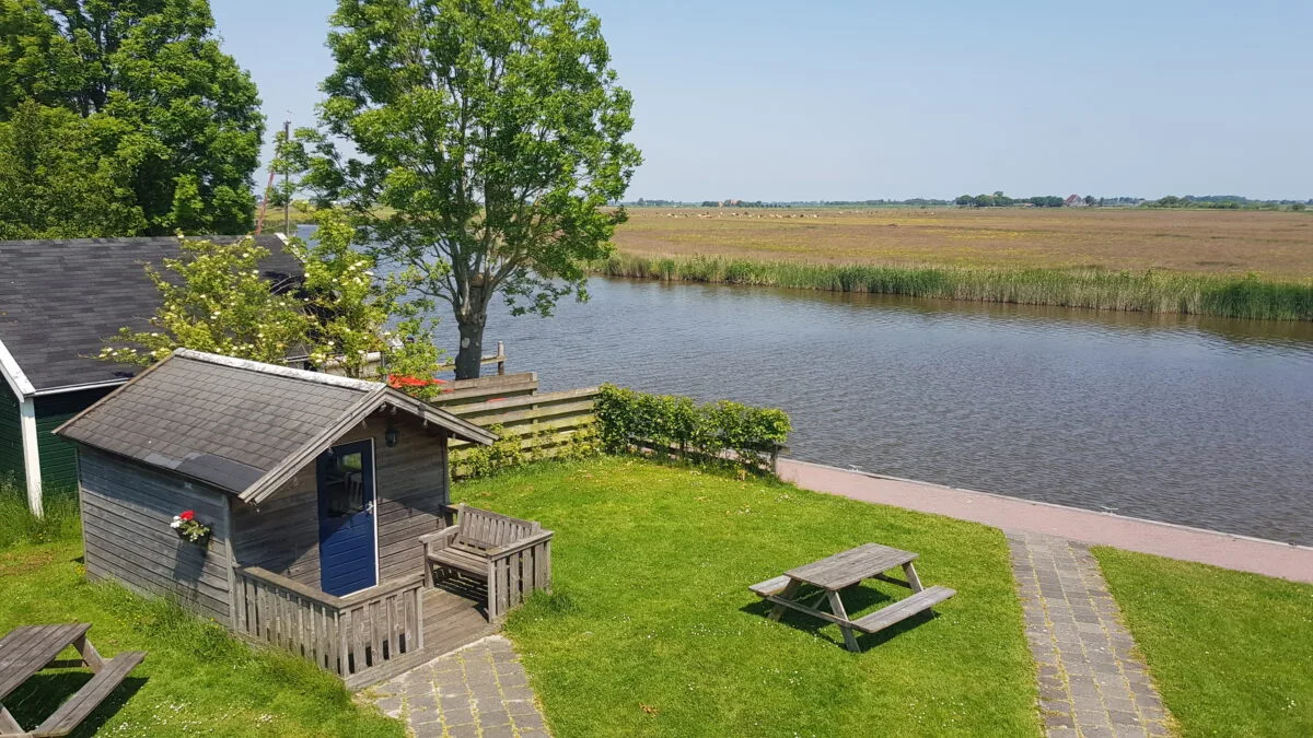 Beschikbare trekkershut aan het water in Friesland