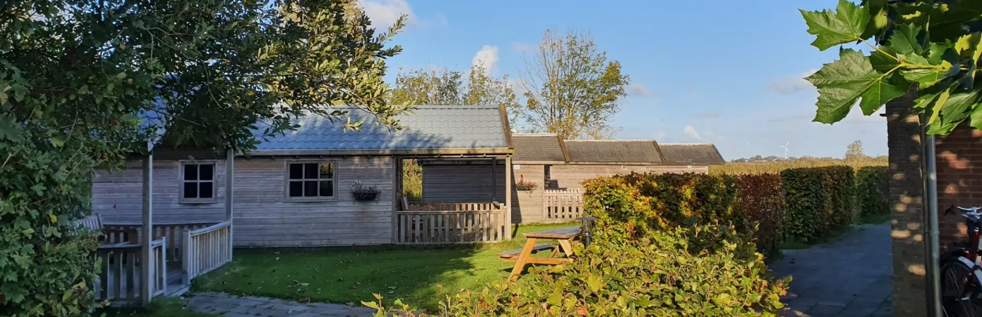 Knusse trekkershut in de herfst in Friesland aan het water
