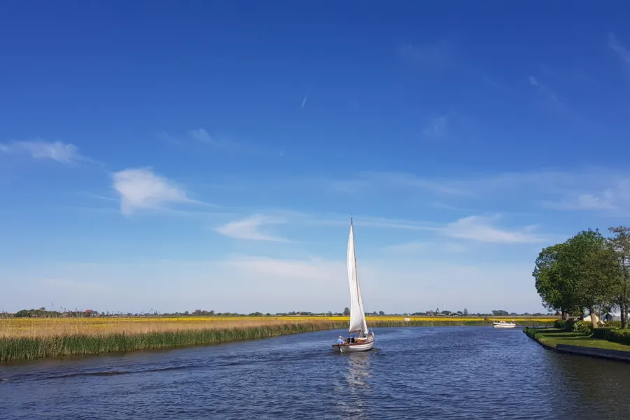 Zeilboot Friese merengebied zuidwest friesland kamperen aan het water