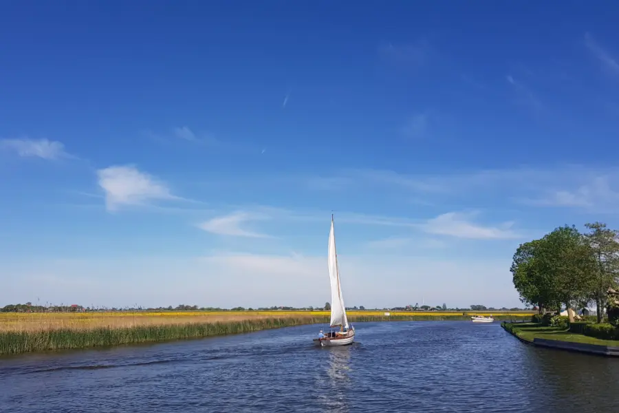 Zeilboot Friese merengebied zuidwest friesland kamperen aan het water