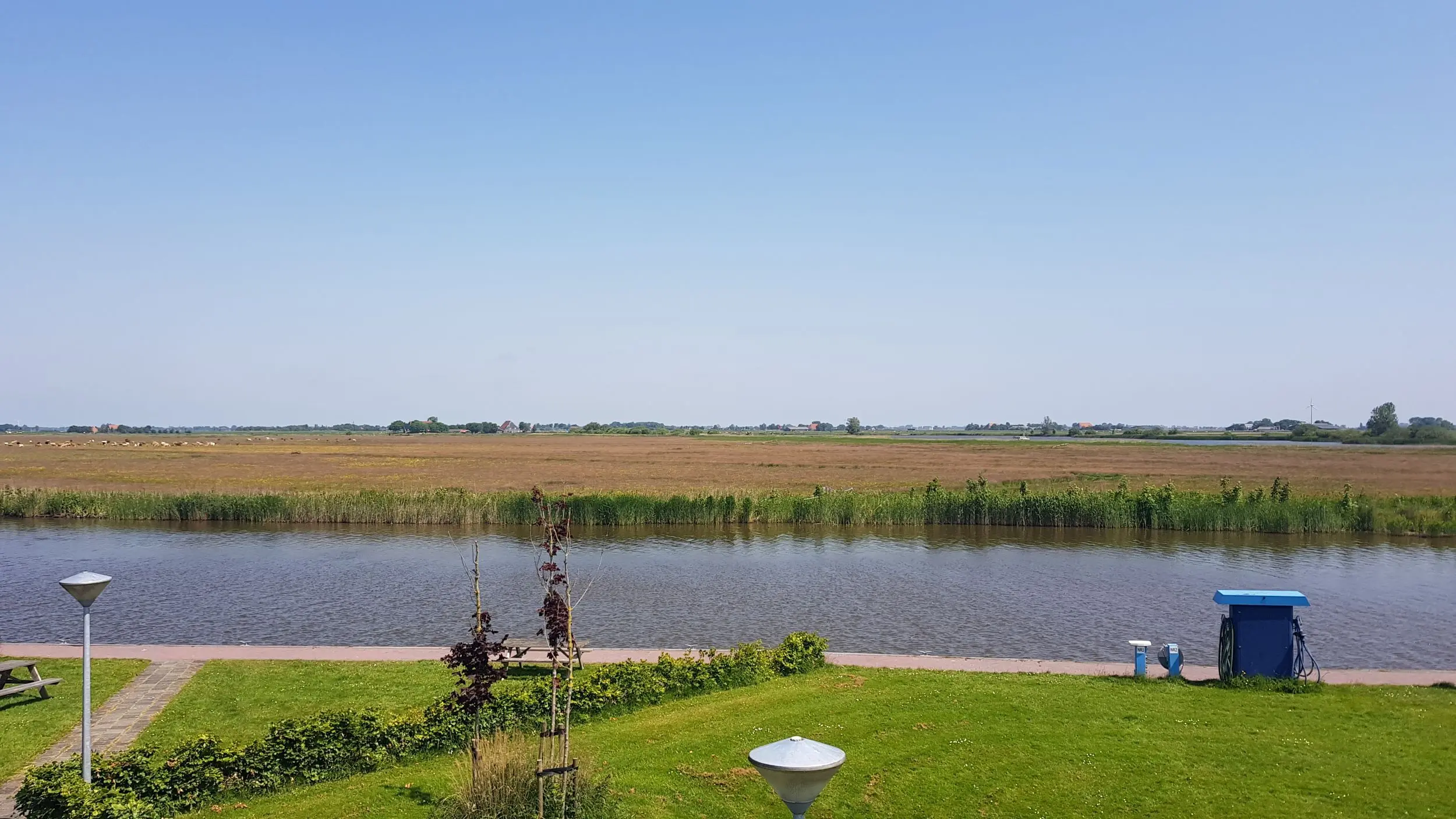 Zomers uitzicht over natuureiland de Gouden Bodem vanaf Aquacamping en Jachthaven De Rakken in Woudsend